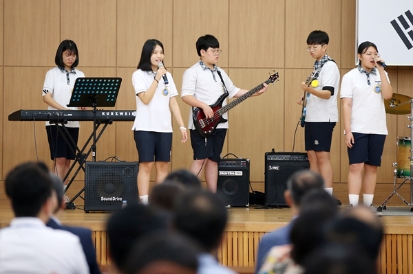 전남 목포영화중학교 시나브로팀이 2일 오전 전남도교육청 9월 월례조회에서 공연하고 있다. ⓒ전남도교육청 제공