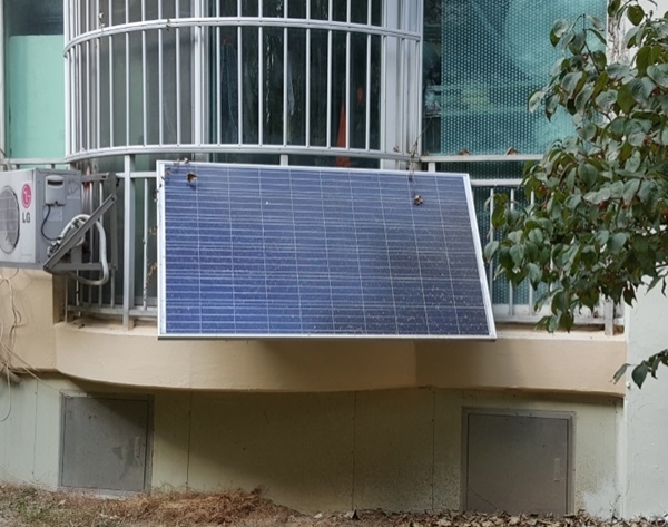 광주시가 보급한 소형 태양광 시설이 발코니에 설치돼 있다. ⓒ예제하