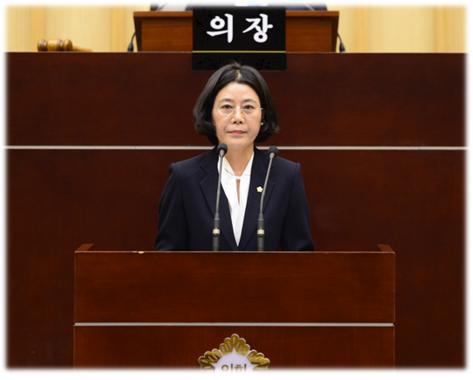24일 윤정민 광주서구의원이 본회의애서 구정질문을 하고 있다.