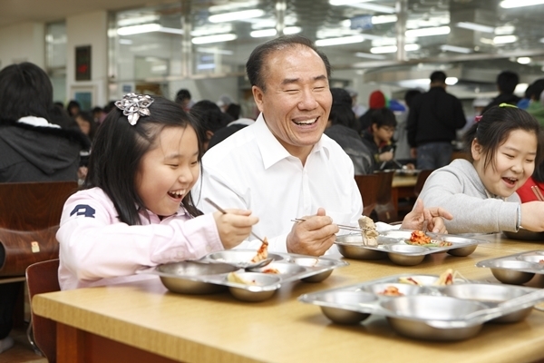 장휘국 광주광역시교육감이 초등학교 급식실에서 학생들과 함께 식사하고 있다. ⓒ광주인 자료 사진