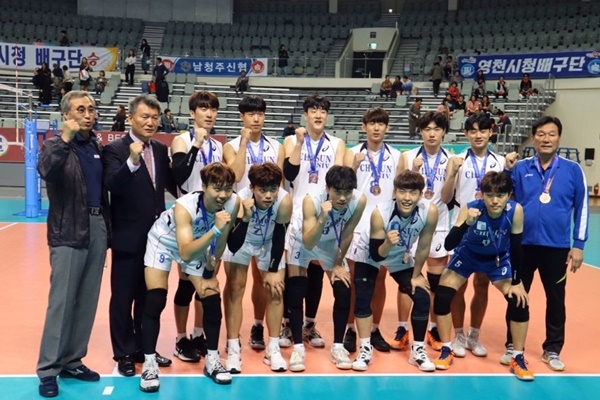 제100회 전국체전에서 남자배구 동메달을 차지한 조선대학교 배구팀.
