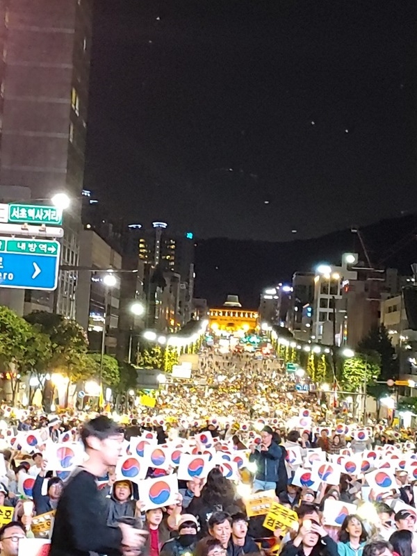 지난 5일 서울 서초동 대검찰청 앞에서 열린 검찰개혁 8처 촛불집회. ⓒ광주인