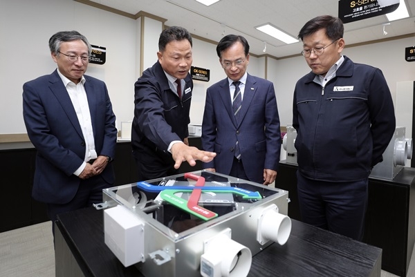 김삼호 광주 광산구청장(오른쪽에서 두번째)이 25일  (주)에어패스를 찾아 기업현장 릴레이 간담회를 갖고 있다.