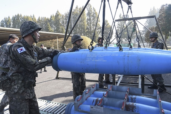 공군 제1전투비행단 장비 설치조가 이동형 탄약조립장비(RAMS)를 활용하여 항공탄약을 조립하고 있다. ⓒ공군 제1전투비행단 제공