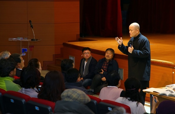 도올 김용옥 선생이 19일 오후 전남 구례 섬진아트홀에서 '구례와 여순항쟁'을 주제로 강연하고 있다. ⓒ전남 구례군청 제공