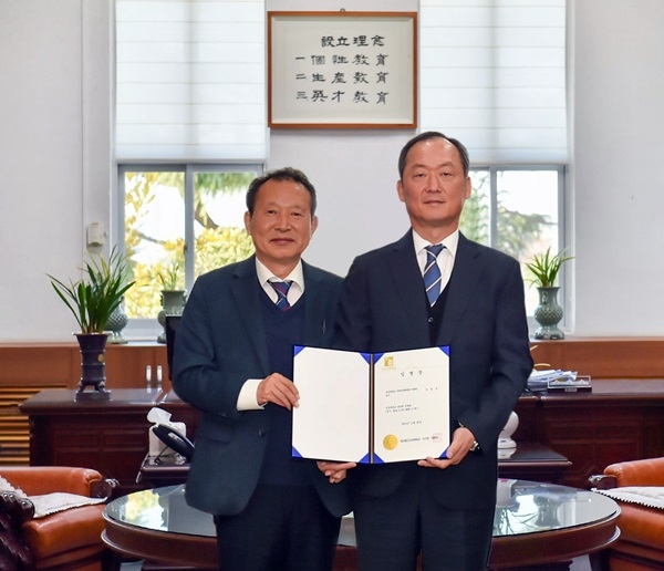 민영돈 조선대학교 총장(오른쪽)과 박관석 조선대학교 이사장.