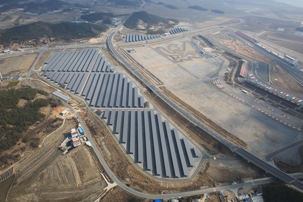 지난 2011년 한국서부발전이 전남 영암 F1 경기장에 설치한 태양광발전시설. ⓒ한국서부발전 제공
