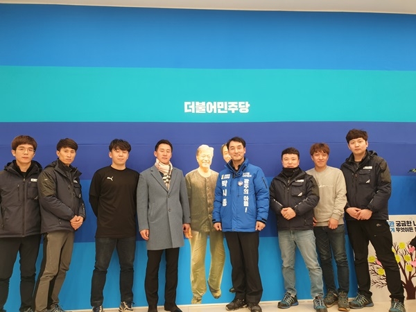 박시종 민주당 광주 광산을 예비후보가 청년들과 함께하고 있다.