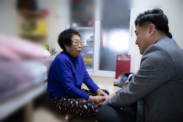 이남재 민주당 광주서구을 예비후보가 지난 24일 양금독 일제 강제징용피해 할머니를 찾아 대화하고 있다.