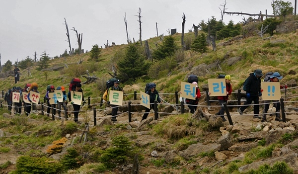 지난 2009 국립공원을 지키는 시민의모임이 케이블카 반대 퍼포먼스를 펼치고 있다. ⓒ국립공원을 지키는 시민의모임 제공