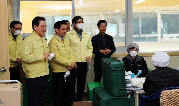 9일 김영록 전남지사가 영암군 소재 마스크 생산업체를 방문하고 있다. ⓒ전남도청 제공