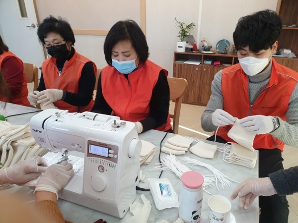 광주시 자원봉사자들이 신종 코로나 바이러스 차단을 위한 마스크를 제작하고 있다. ⓒ광주시청 제공