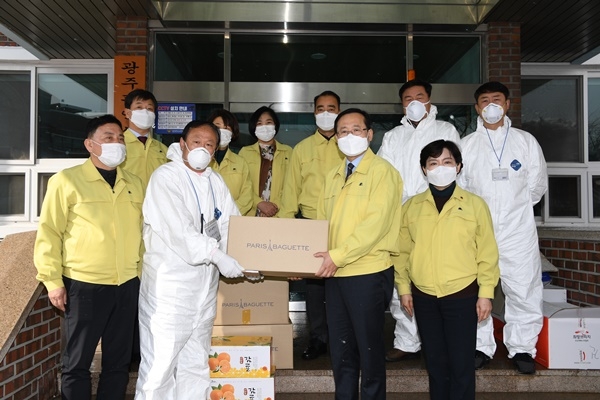 광주광역시의원들이 17일 코로나19 임시 결리서실인 광주소방학교를 찾아 급식 봉사를 하고 있다. ⓒ광주시의회 제공