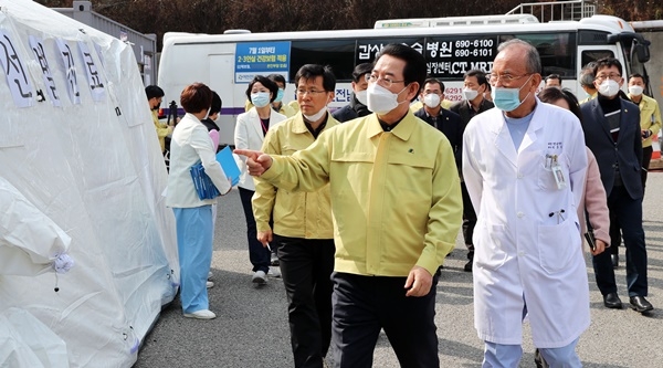 김영록 전남지사가 22일 여수 여천전남병원 선별진료소를 찾아 점검하고 있다. ⓒ전남도청 제공
