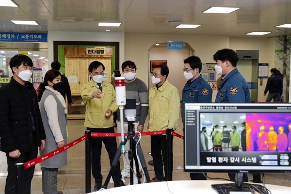 김삼호 광주 광산구청장이 25일 코로나19 차단을 위해 구청사 입구에 설치한 발열감지기를 점검하고 있다.