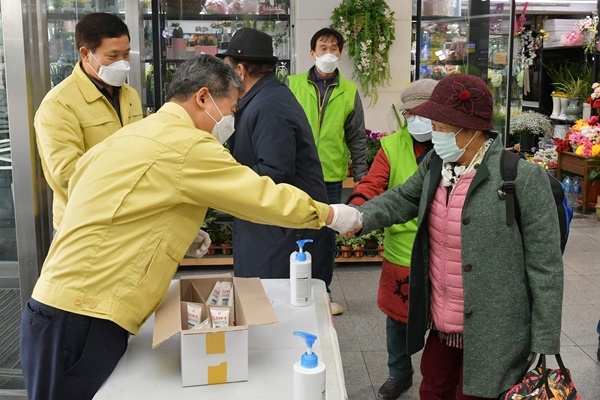 서대석 광주서구청장이 2일 광천동버스터미널 앞에서 시민들에게 손소독제를 나눠주고 있다.
