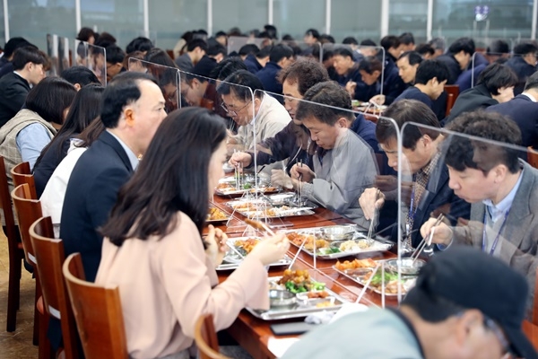 가림막이 설치된 광주광역시청 구내식당.