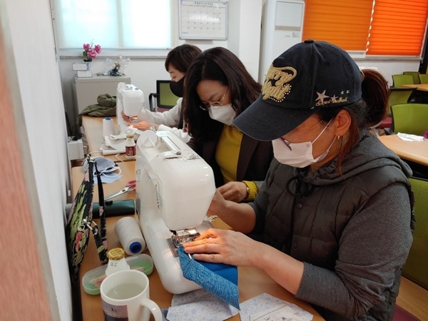 광주 동구 지산2동 마을주민들이 오는 4월 6일 개학을 앞둔 동산초교에 전달할 마스크를 제작하고 있다. ⓒ광주시교육청 제공