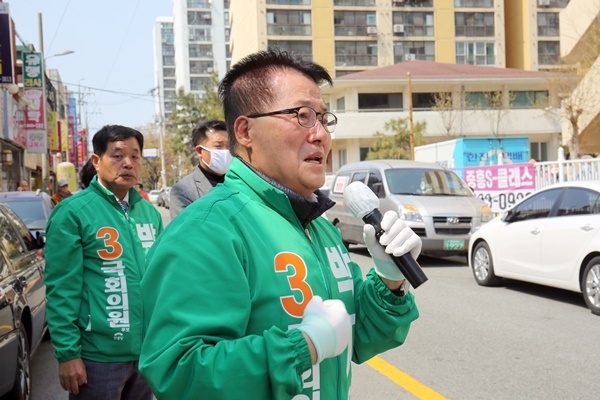 박지원 민생당 전남 목포 후보가 9일 목포 비파아파트 앞에서 지지를 호소하고 있다. ⓒ박지원 후보 제공