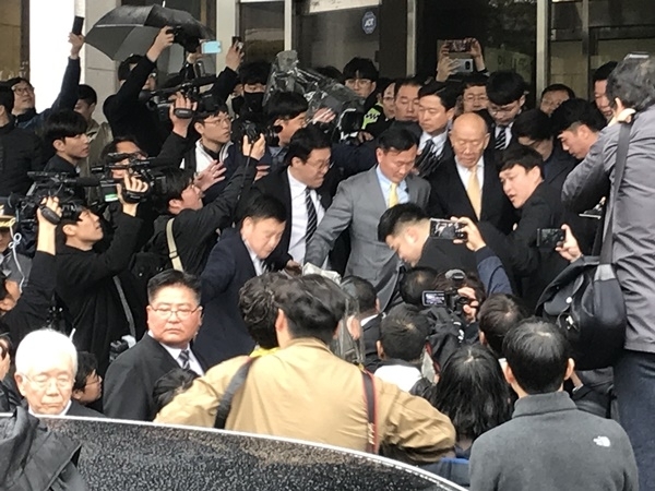 지난해 3월 11일 오후 전두환씨가 광주지방법원에서 공판을 마치고 경찰의 호위를 받으며 법정을 빠져나오고 있다. ⓒ광주인