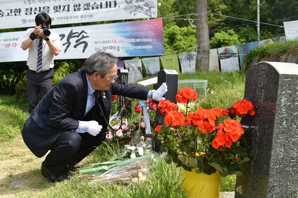 정대화 상지대학교 총장이 1일 5.18묘지를 찾아 참배하고 묘역을 둘러보고 있다. ⓒ조선대학교 제공