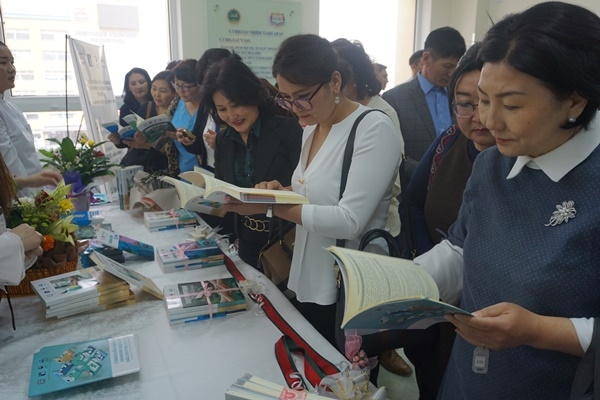 지난해 4월 몽골민족대학에서 열린 출판기념회에서 몽골 간호계 인사들이 교재를 살펴보고있다. ⓒ조선대학교 제공