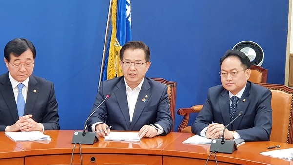 이용빈 의원(가운데)이 지난 4일 민주당 원내부대표 회의에서 발언하고 있다.