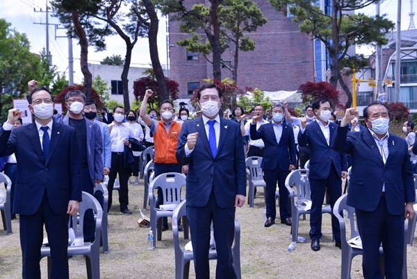 6월민주항쟁 33주년 광주전남 기념식 참석자들이 '님을 위한 행진곡'을 부르고 있다. ⓒ광주시청 제공