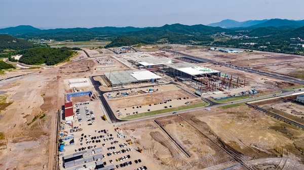빛그린 산업단지안 광주형 일자리 완성차 공장이 들러설 부지에 공장 건립 공사가 진행 중이다. ⓒ광주시청 제공