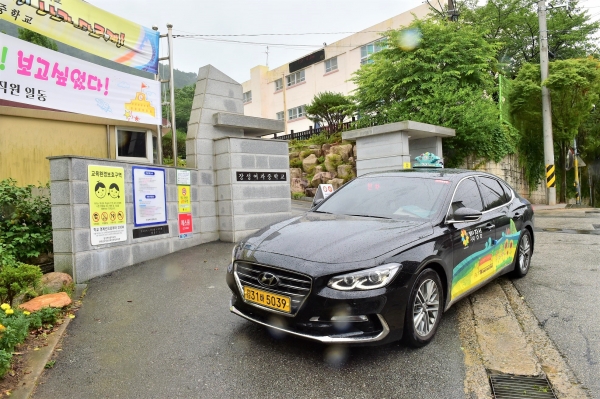 전남 장성군 '100원 행복택시'. 장성군과 장성교육지원청은 지난 6월부터 형편이 어려운 초중교생 94명에게 등하굣길 택시이용을 지원하고 있다.