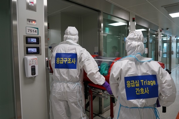 조선대병원이 지난해 6월 신종감염병 모의훈련을 실시하고 있다. ⓒ조선대병원 제공