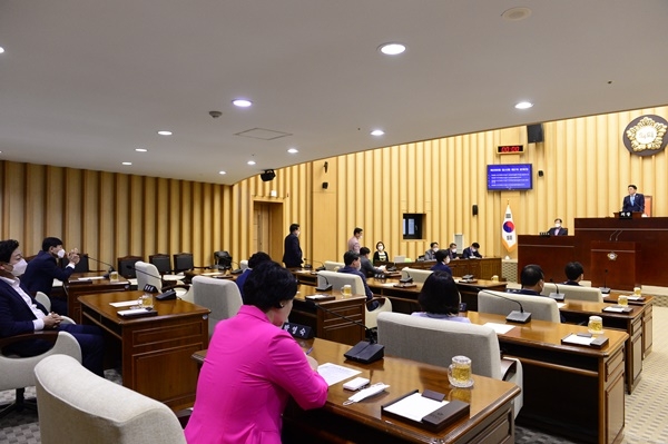 광주서구의회가 3일 본회의를 열어 의장단을 선출하고 있다.