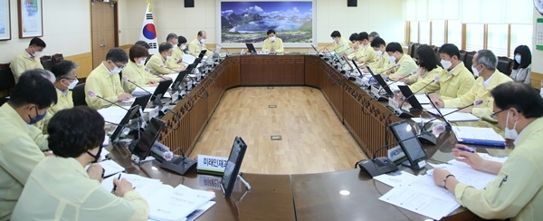 장석웅 전남도교육감이 6일 확대간부회의를 주재하고 있다.