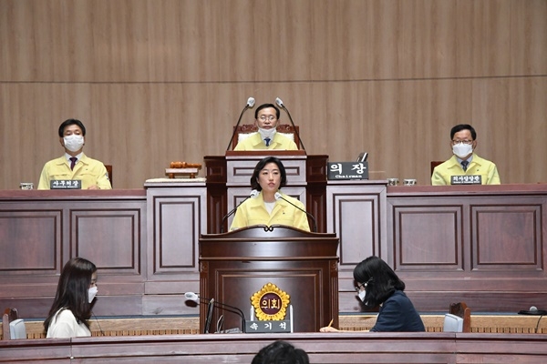 10일 선출된 신수정 광주광역시의회 환경복지위원장이 인사말을 하고 있다.