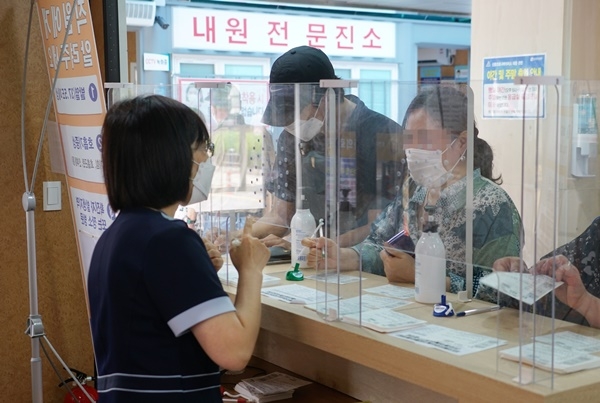 조선대병원이 코로나19 확산 차단을 위해 병원 방문객들을 대상으로 문진표를 작성하고 있다. ⓒ조선대병원 제공