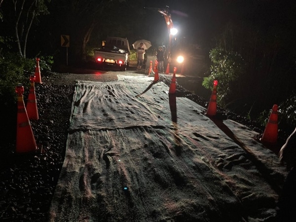 광주 북구청이 8일 저녁 충민사 앞 도로를 복구하고 있다. ⓒ광주 북구청 제공