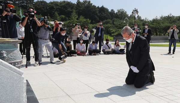 김종인 마래통합당 비상대책위원장이 19일 국립5.18민주묘지 추모의 탑 앞에서 무픔을 꿇고 사과하고 있다. ⓒ광주인