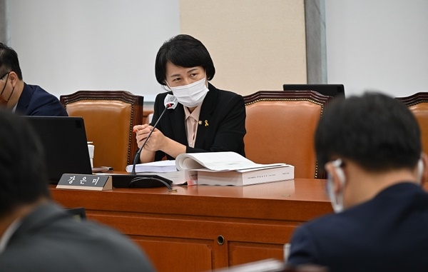강은미 의원(정의당)이 21일 국회 환경노동위원회에서 고용노동부 장관을 상대로 현안을 질의하고 있다.