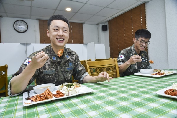 공군 제1전투비행단이 최근 우리밀제품을 공동으로 구매한 가운데 11일 장병들이 우리밀로 가공한 만두를 먹고 있다. ⓒ공군 제1전투비행단 제공