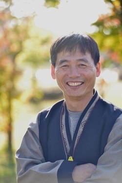 정성홍 전 전교조광주지부장이 14일 5년간의 직권면직 신분을 벗고 14일 신용중 교사로 발령을 받았다.