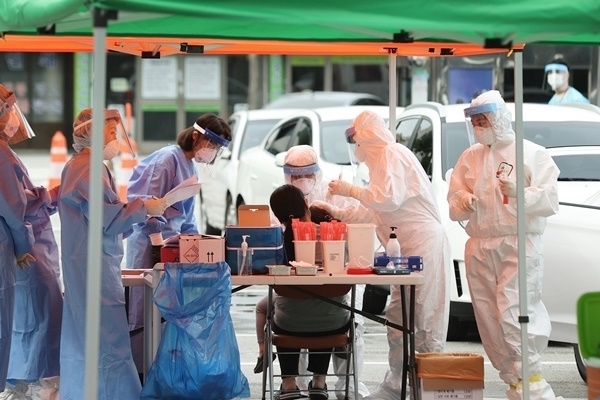 지난 7월 6일 광주 동구청사 주차장 마련된 드라이브 스루 선별진료소에서 한 어린이가 코로나19 검사를 받고 있다. ⓒ광주 동구청 제공