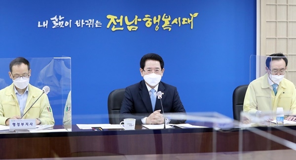 김영록 전남도지사가 6일 도청 서재필실에서 실국장 정책회의를 개최하고 있다.