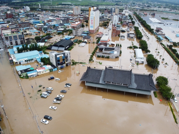지난 8월초 집중호우와 섬진강댐 대량 방류로 전남 구례읍내가 홍수로 잠겨 있다. ⓒ전남 구례군청 제공