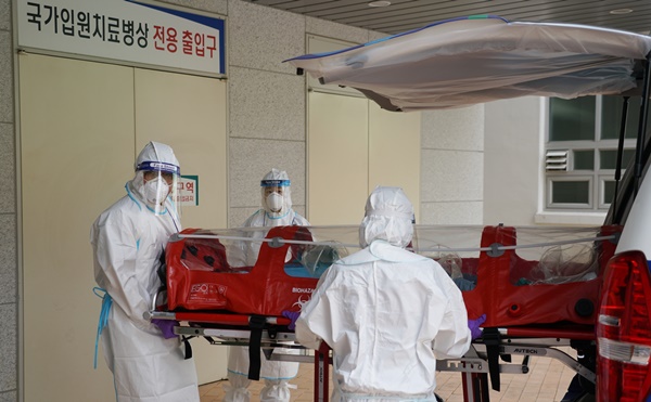 조선대병원 관계자들이 신종감염증 대응 모의훈련을 하고 있다. ⓒ조선대병원 제공