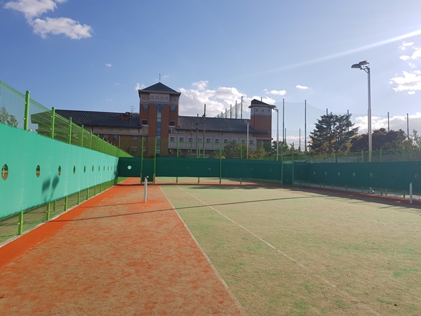 광주 서구청이 상무시민공원에 조성한 테니스장.