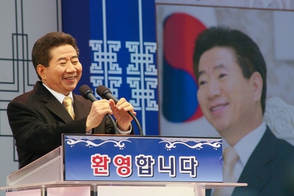 임기를 마친 노무현 대통령이 2008년 2월 25일 고향인 김해 봉하마을로 낙향했다. 사진은 당시 봉하마을에서 몰려든 인파에 인사를 전하던 노 전 대통령의 모습. ⓒ팩트TV 제공