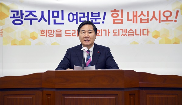 김용집 광주광역시의회 의장이 28일 송신년 온라인 기자회견을 갖고 주요성과와 새해 의정 방향을 밝히고 있다.