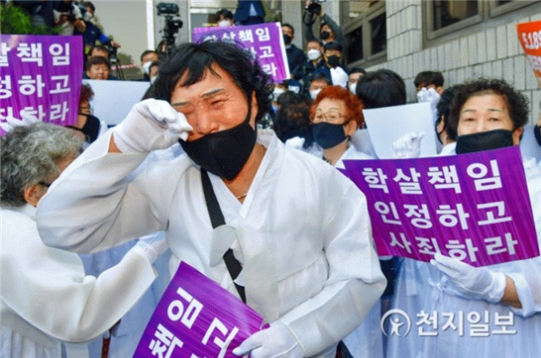 전두환의 형사재판일에 광주지방법원 앞에 모인 오월어머니회 회원들 ⓒ천지일보