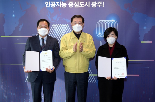 광주시립소년소녀합창단 박주현(왼쪽) 지휘자와 시립국악관현악단 한상일(66) 지휘자.