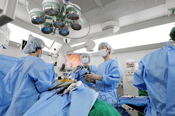 화순전남대학교병원 의료진이 수술을 집도하고 있다. ⓒ화순전남대학교병원 제공